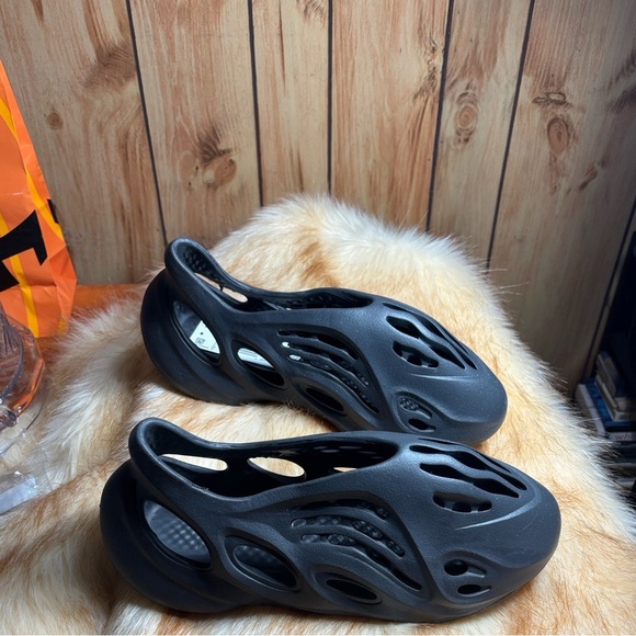 New in box Adidas Men Sz 12 Foam Runner RNNR Black slide slip on - Picture 3 of 9